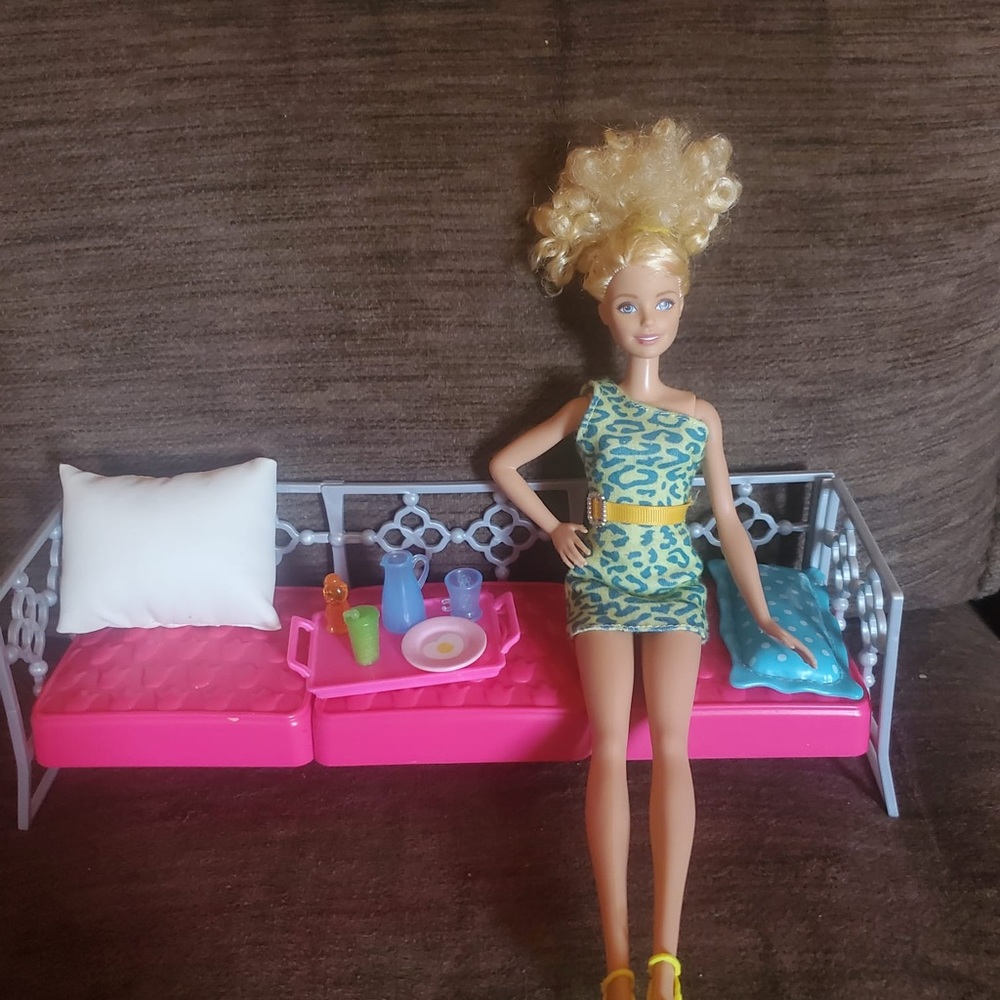 Barbie bed but you can you use like a sofa too with a Barbie and accessories 🥰